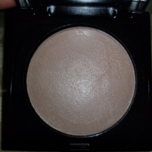 LAURA MERCIER MATTE RADIENCE BAKED POWDER - Picture 2 of 3
